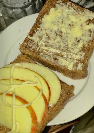Hình của món Bánh mì đen kẹp táo(breakfast healthy).
