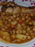 Cazuela de garbanzos y pavo atomatada