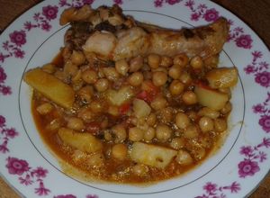 Una foto de Cazuela de garbanzos y pavo atomatada