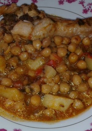 Una foto de Cazuela de garbanzos y pavo atomatada