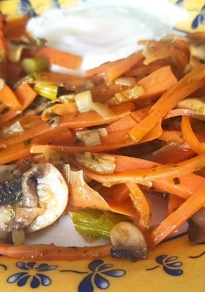 Foto principal de Espaguetis de zanahoria con espárragos y champiñones