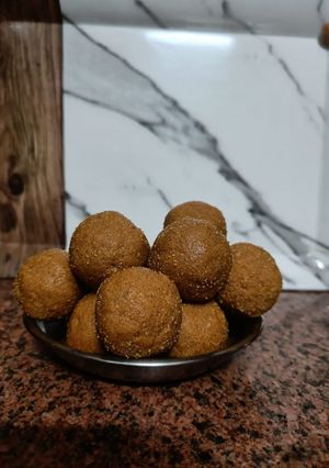 बेसन के लड्डू (besan ke ladoo recipe in Hindi) रेसिपी मुख्य फोटो