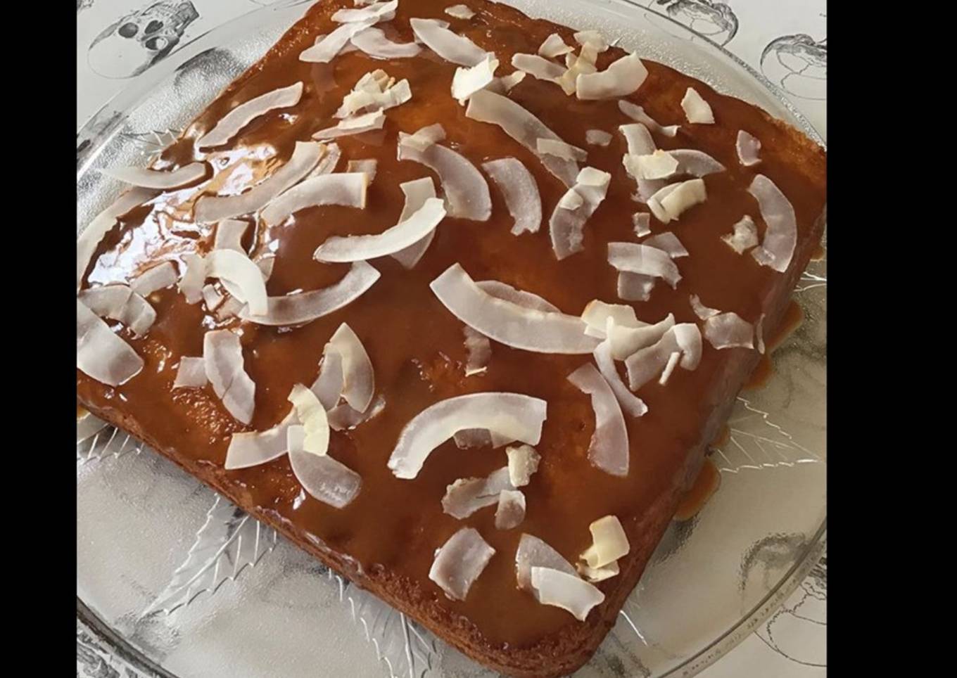 Gâteau noix de coco nappage caramel au beurre salé copeaux de noix de coco