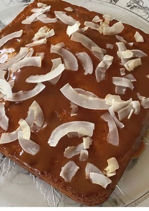 Une photo de Gâteau noix de coco nappage caramel au beurre salé copeaux de noix de coco