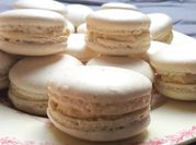 Une photo de macarons vanille