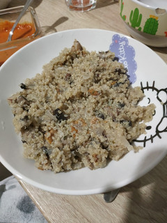 Una foto de Quinoa con setas