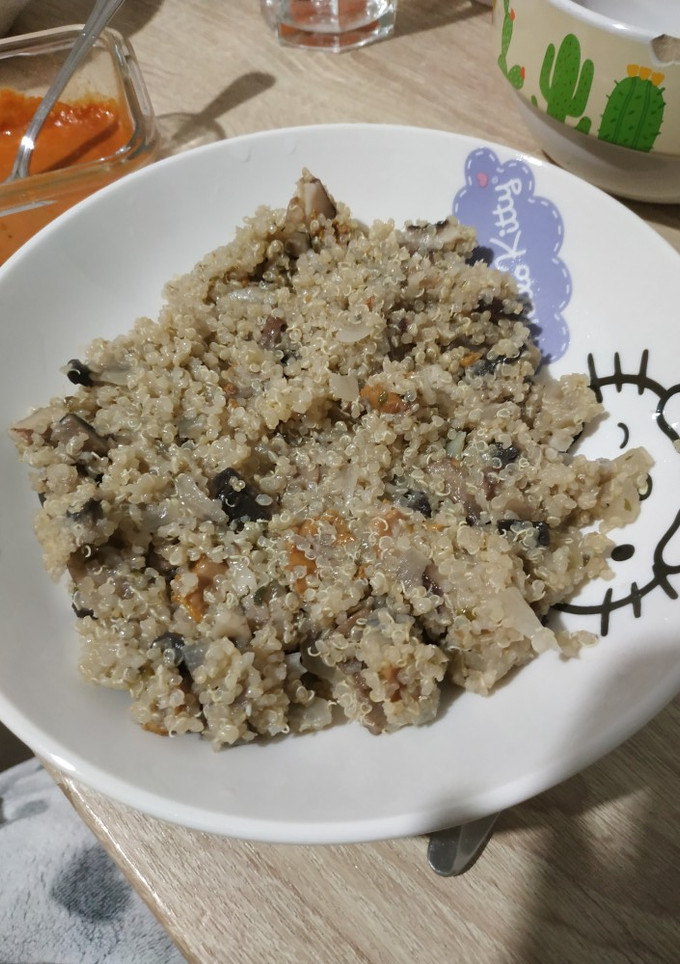 Una foto de Quinoa con setas
