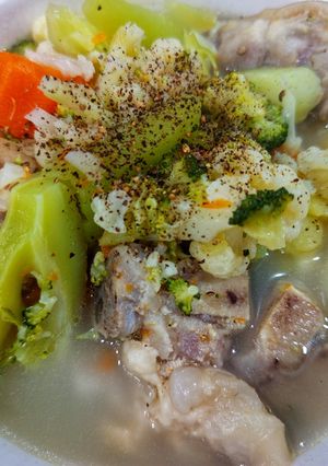 Hình của món Móng giò hầm ngũ quả.