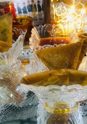 A picture of Diping tikka samosa.