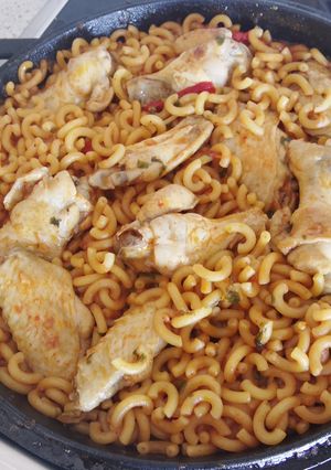 Una foto de Fideuá de pollo