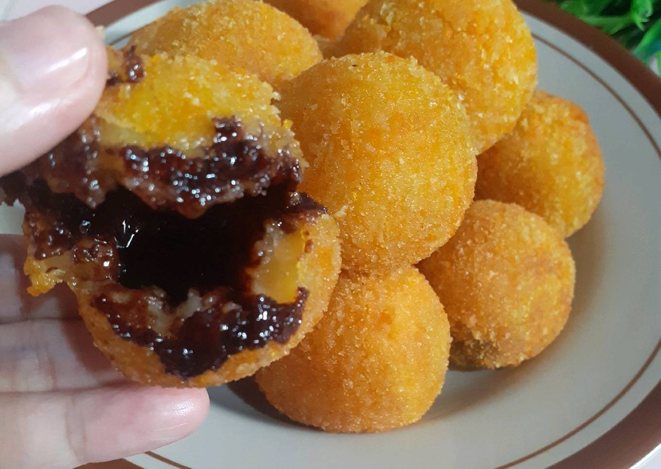 Bola bola pisang coklat