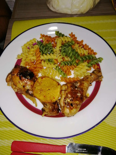 Una foto de Pollo a la naranja con fideo a la manteca