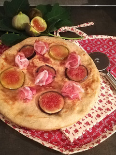 Foto di Focaccia ai fichi e rose di prosciutto crudo