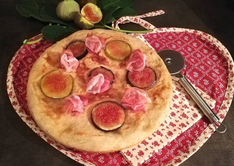 Focaccia ai fichi e rose di prosciutto crudo