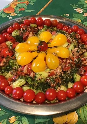 Une photo de Salade de tomates et concombres au thon sauce algues et ciboulette
