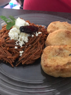 Una foto de Tortitas de papa y atún, acompañadas de fideos secos