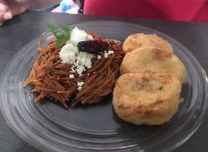 Una foto de Tortitas de papa y atún, acompañadas de fideos secos