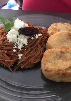 Una foto de Tortitas de papa y atún, acompañadas de fideos secos