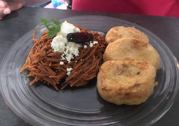 
  Tortitas de papa y atún, acompañadas de fideos secos
