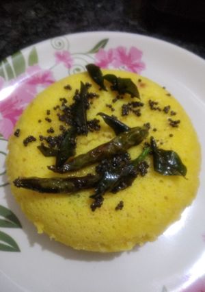 रवा ढोकळा (rava dhokla recipe in marathi) रेसिपी चे मुख्य फोटो 