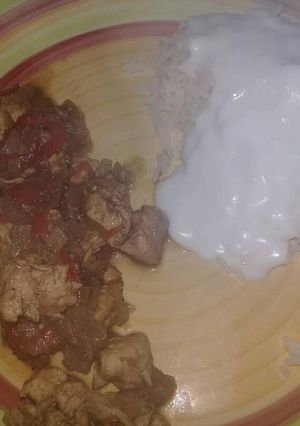 Una foto de Pollo especiado con leche de coco