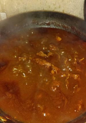 Una foto de Carne con Chile negro y papas