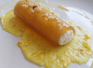 Foto principal de Canelón de miel rellenos de mató, nueces y piña
