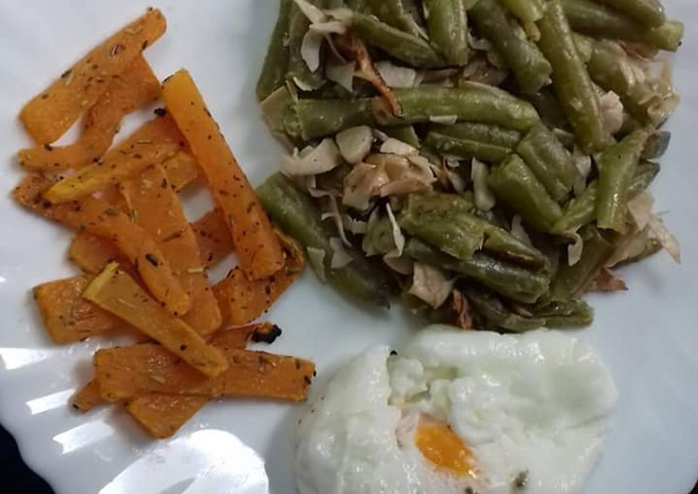 Habichuelas salteadas con chips de calabaza y huevo poche