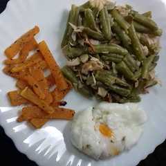 Foto principal de Habichuelas salteadas con chips de calabaza y huevo poche