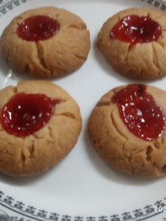 A picture of Jam cookies.