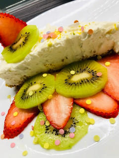 Limeos-joghurtos sajttorta, sütés nélkül recept fotója