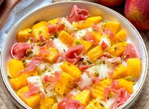Una foto de Ensalada de nectarina, melón y jamón