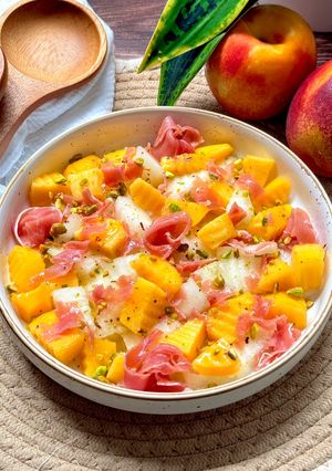 Una foto de Ensalada de nectarina, melón y jamón