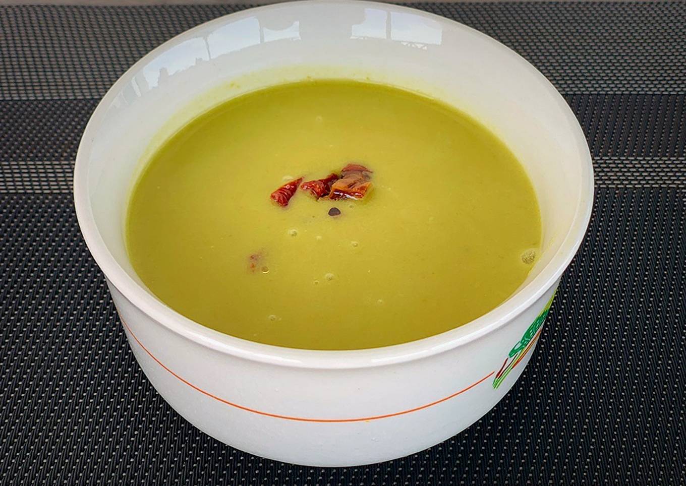 Crema fría de espárragos verdes con tomates secos