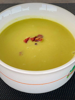 Una foto de Crema fría de espárragos verdes con tomates secos