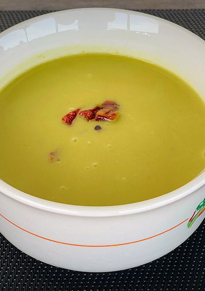 Una foto de Crema fría de espárragos verdes con tomates secos