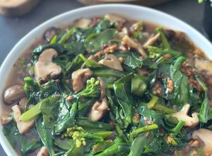 Gambar Kailan & Cendawan Shitake Crispy Garlic Sos Tiram