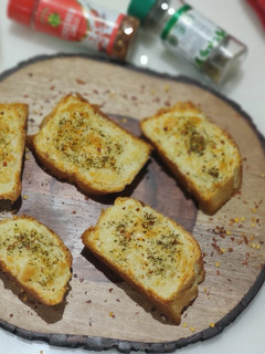 ચીઝ ગાર્લિક બ્રેડ(cheese garlic bread recipe in gujarati) રેસીપી મુખ્ય ફોટો