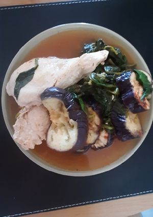 Una foto de Pollo con espinacas y berenjenas