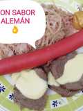 Carne y salchichas ahumadas con chucrut y salsa de mostaza