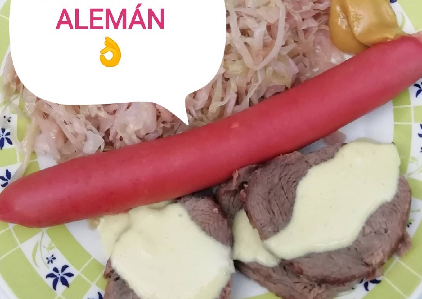 Carne y salchichas ahumadas con chucrut y salsa de mostaza