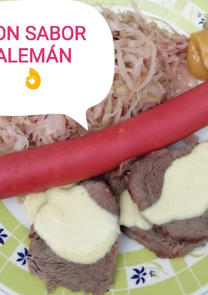 Una foto de Carne y salchichas ahumadas con chucrut y salsa de mostaza