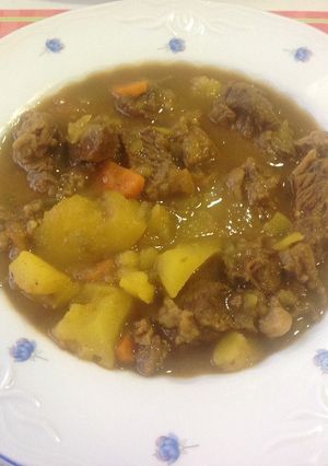 Una foto de Carne en salsa con patatas