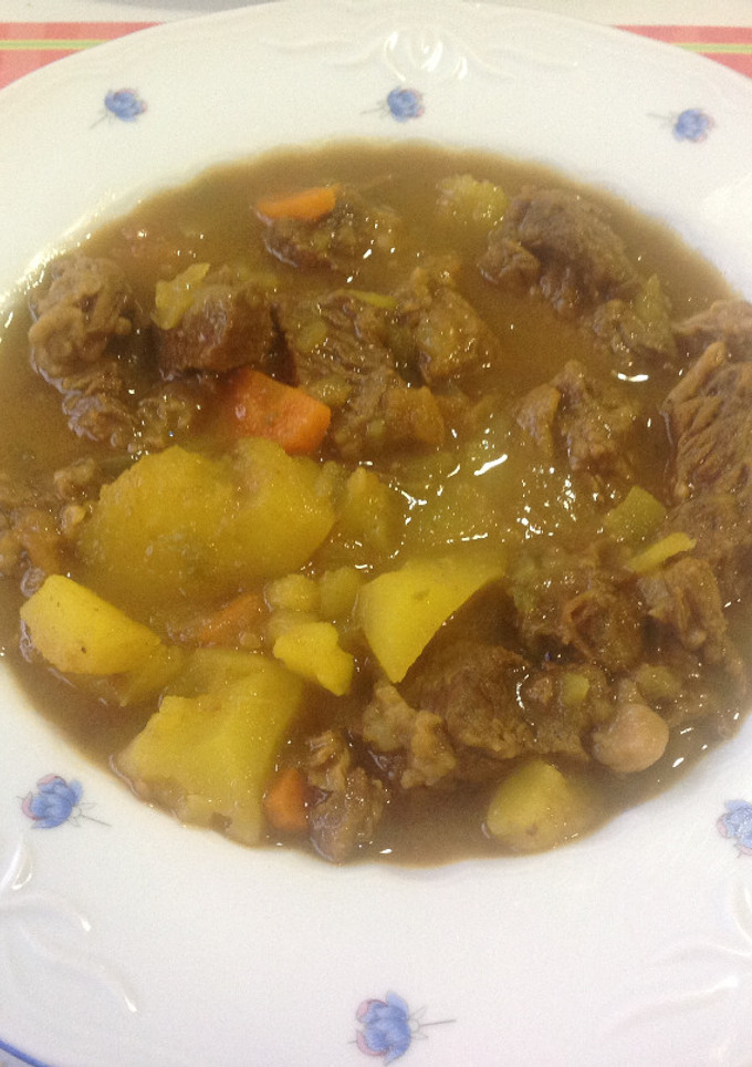 Una foto de Carne en salsa con patatas