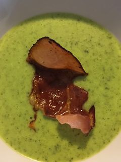 Medvehagyma krémleves bacon chipssel recept fotója