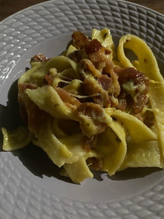 Una foto de PASTA/TALLARINES A LA CARBONARA