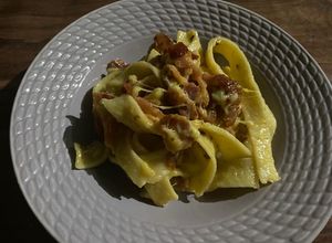 Una foto de PASTA/TALLARINES A LA CARBONARA