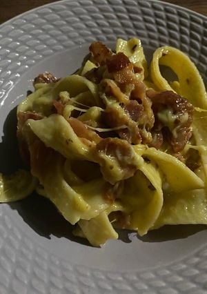 Una foto de PASTA/TALLARINES A LA CARBONARA