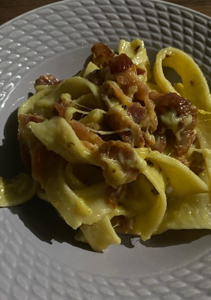 Una foto de PASTA/TALLARINES A LA CARBONARA