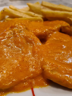 Una foto de Filetes de lomo de cerdo en salsa de pimientos del piquillo